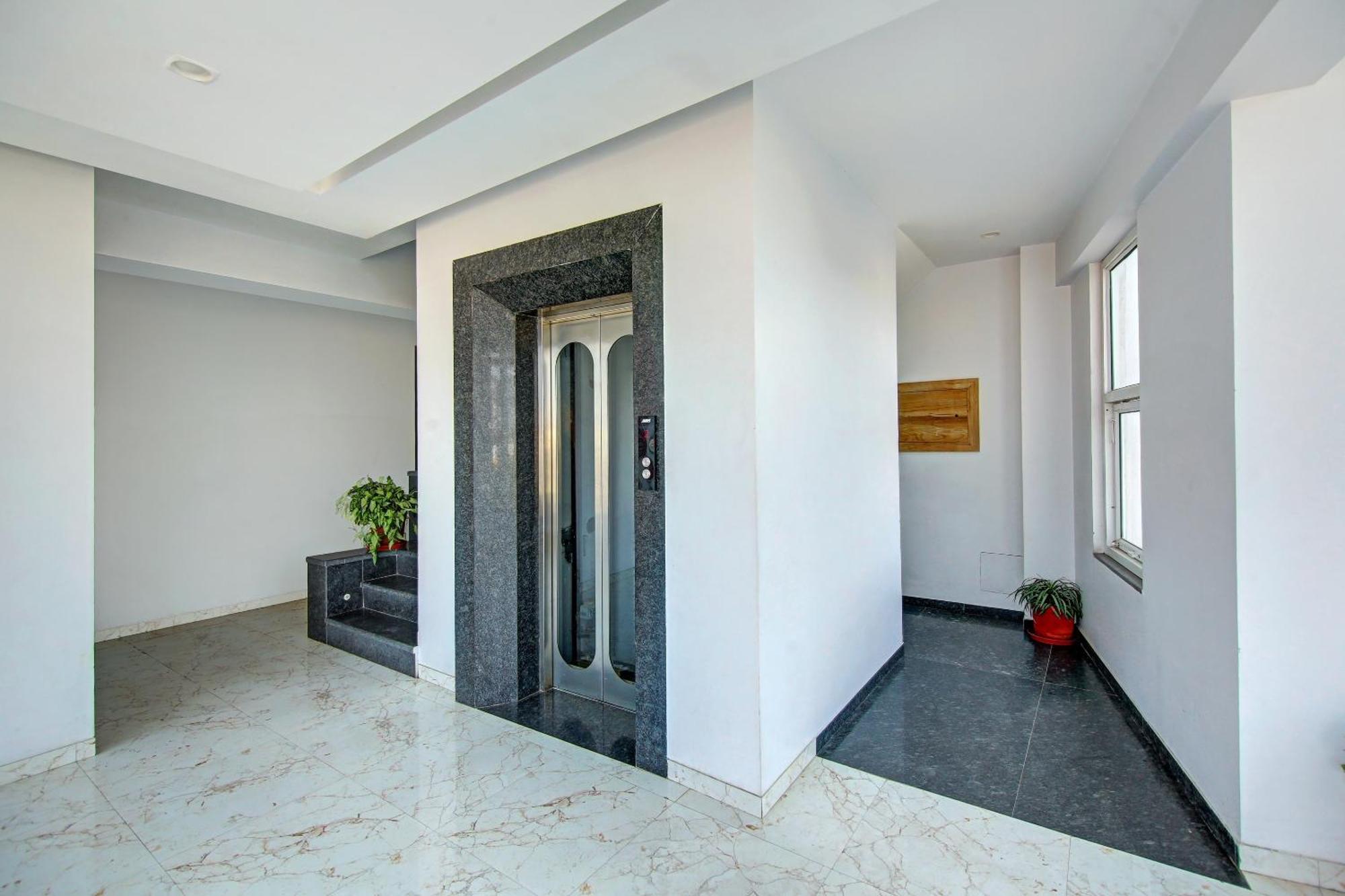 Super Townhouse Geetanjali Inn Gurgáon Kültér fotó