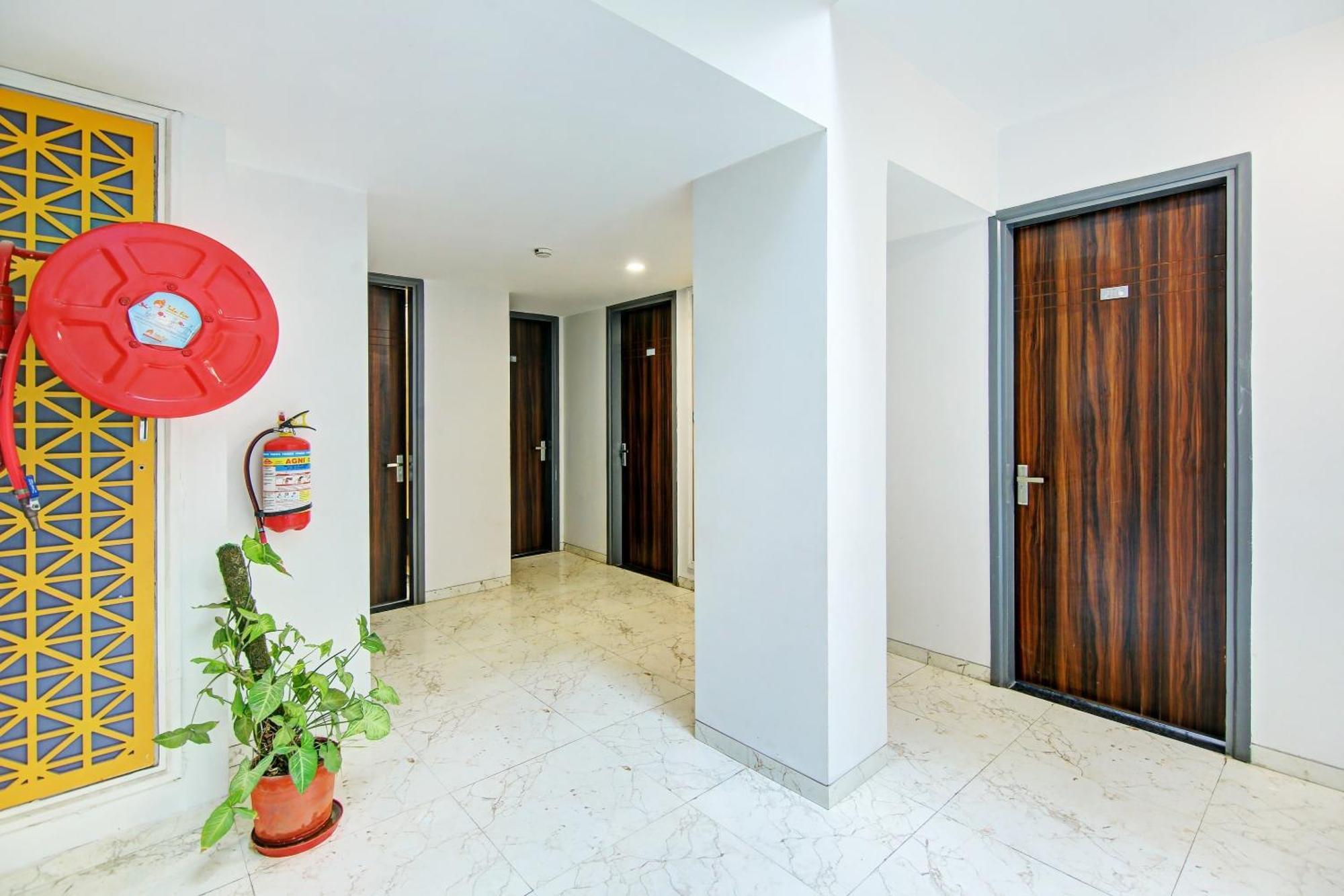 Super Townhouse Geetanjali Inn Gurgáon Kültér fotó