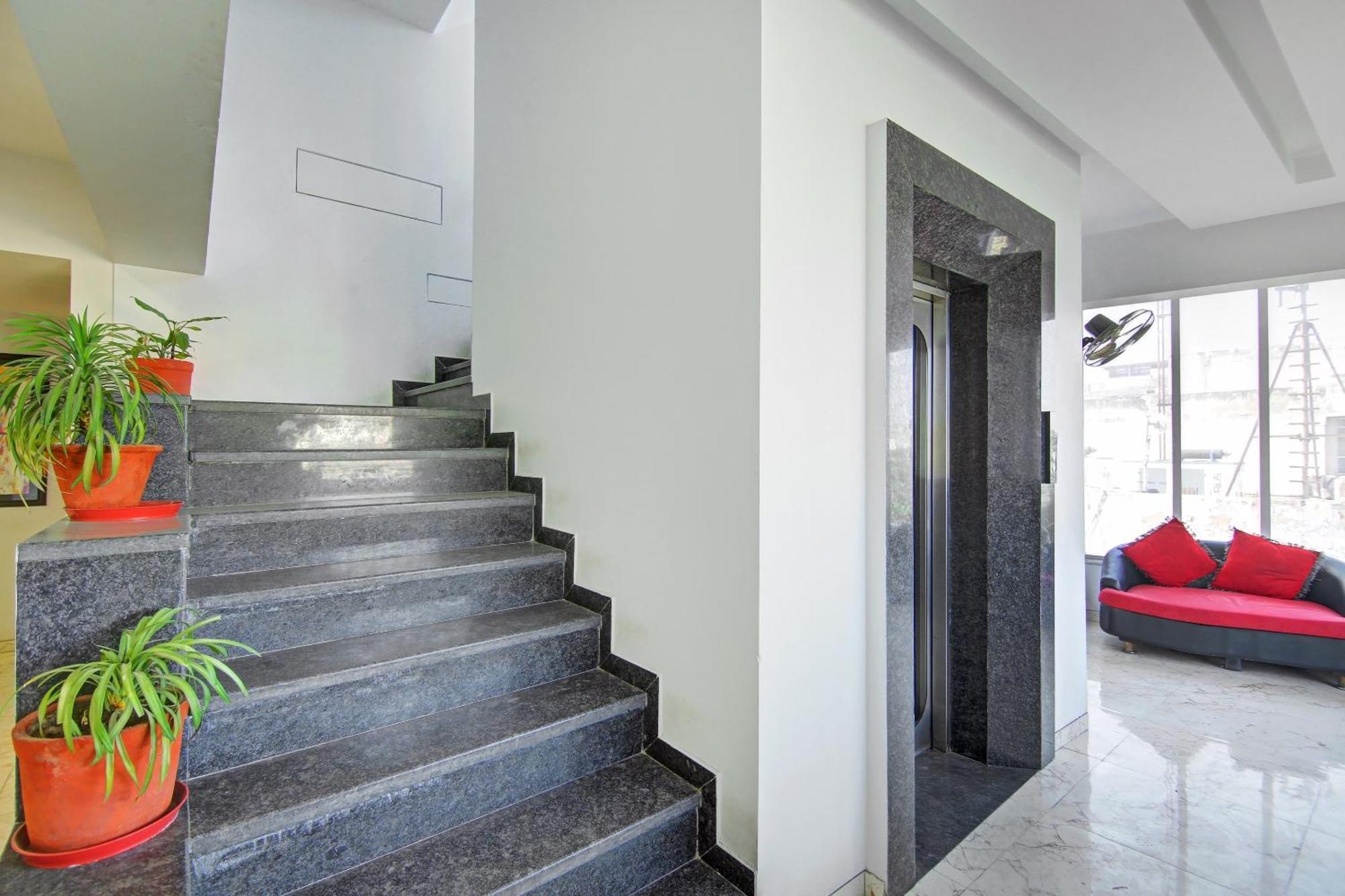 Super Townhouse Geetanjali Inn Gurgáon Kültér fotó